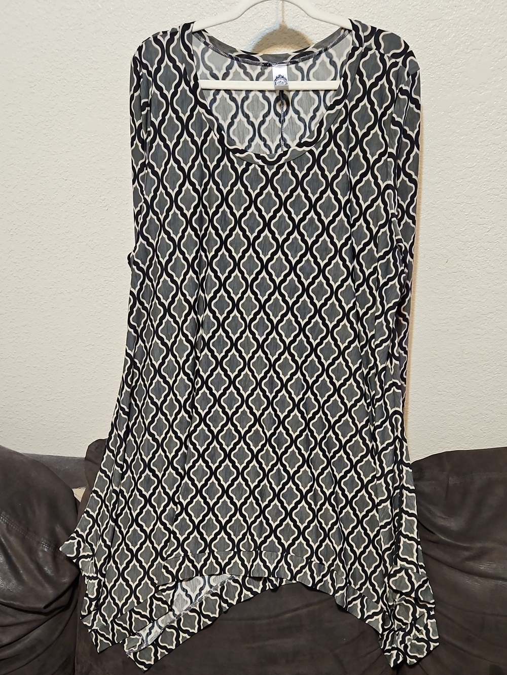 Women's Black & White Geometric Long Sleeve Scoop Neck Top